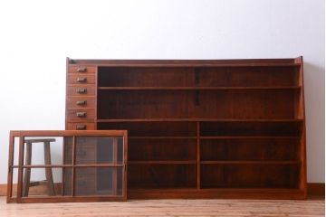 アンティーク家具　和製アンティーク　台形!古い木の珍しい横長収納棚(本棚・戸棚)