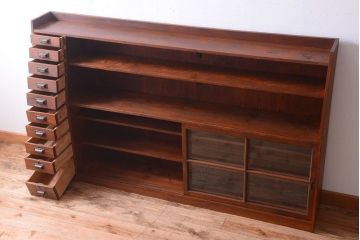 アンティーク家具　和製アンティーク　台形!古い木の珍しい横長収納棚(本棚・戸棚)