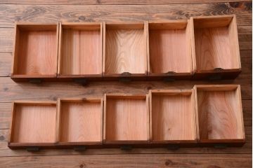 アンティーク家具　和製アンティーク　台形!古い木の珍しい横長収納棚(本棚・戸棚)