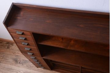 アンティーク家具　和製アンティーク　台形!古い木の珍しい横長収納棚(本棚・戸棚)
