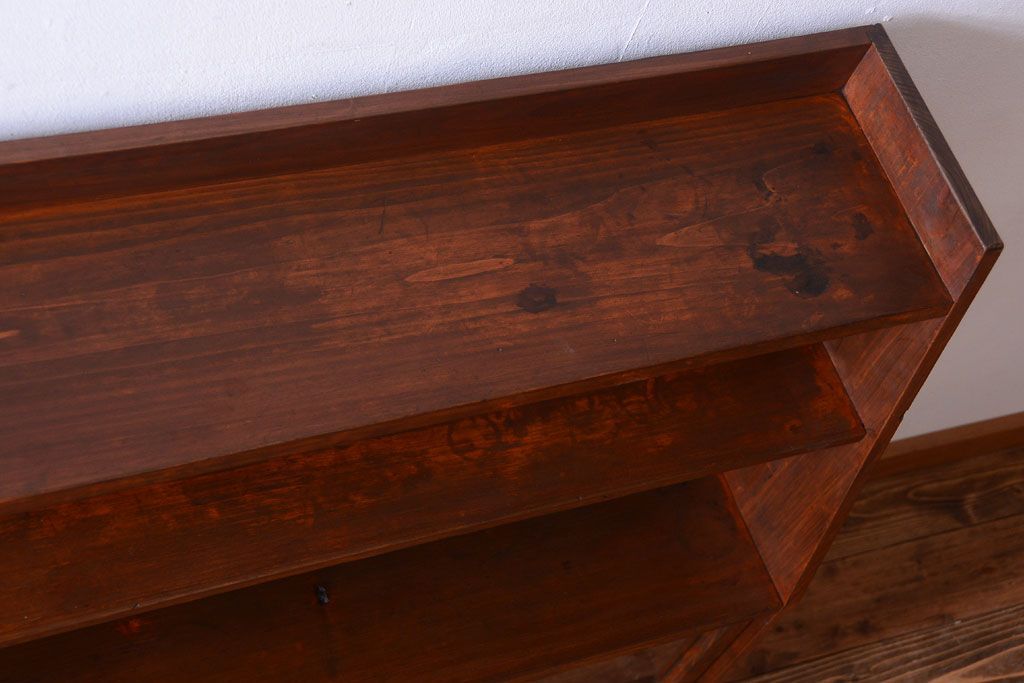 アンティーク家具　和製アンティーク　台形!古い木の珍しい横長収納棚(本棚・戸棚)