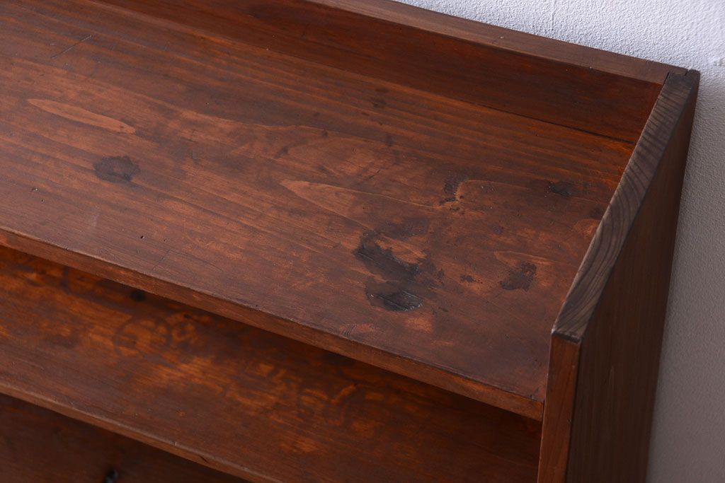 アンティーク家具　和製アンティーク　台形!古い木の珍しい横長収納棚(本棚・戸棚)