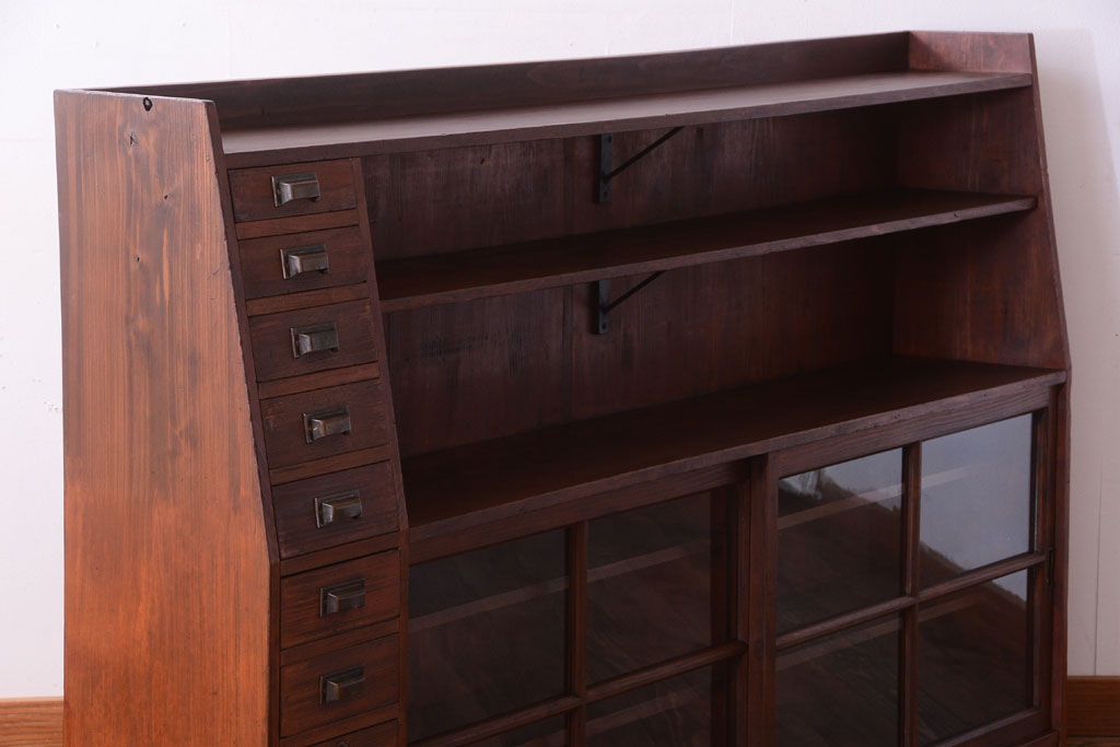 アンティーク家具　和製アンティーク　台形!古い木の珍しい横長収納棚(本棚・戸棚)