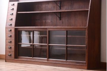 アンティーク家具　和製アンティーク　台形!古い木の珍しい横長収納棚(本棚・戸棚)