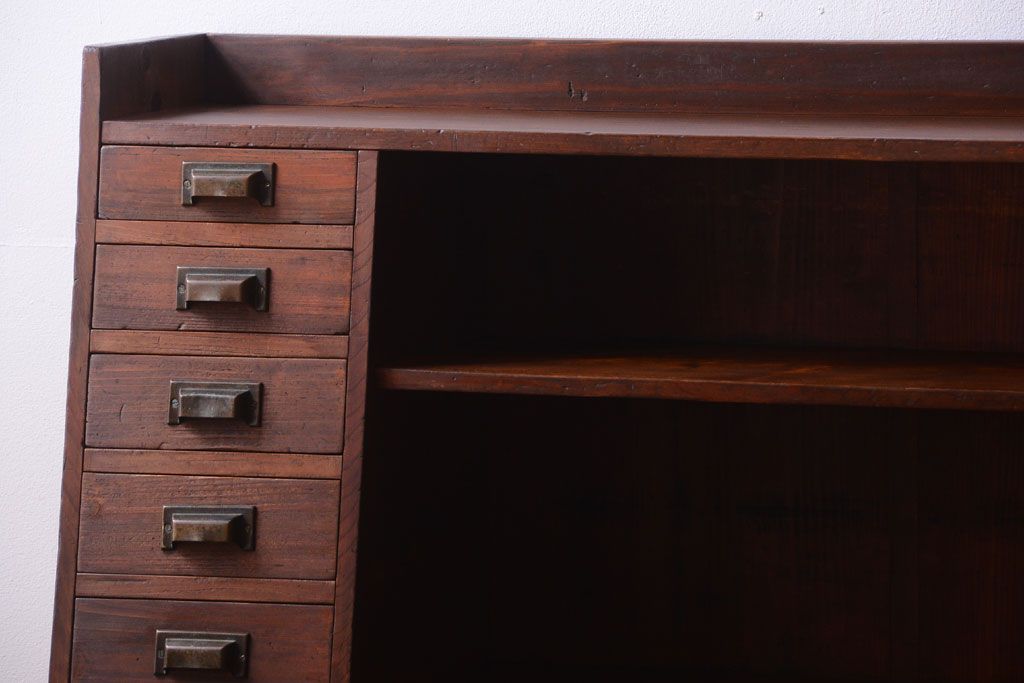 アンティーク家具　和製アンティーク　台形!古い木の珍しい横長収納棚(本棚・戸棚)