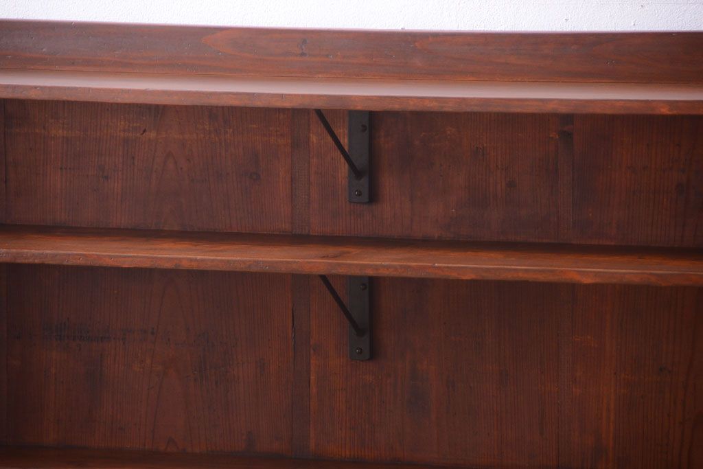 アンティーク家具　和製アンティーク　台形!古い木の珍しい横長収納棚(本棚・戸棚)