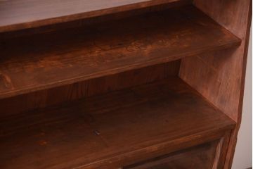 アンティーク家具　和製アンティーク　台形!古い木の珍しい横長収納棚(本棚・戸棚)