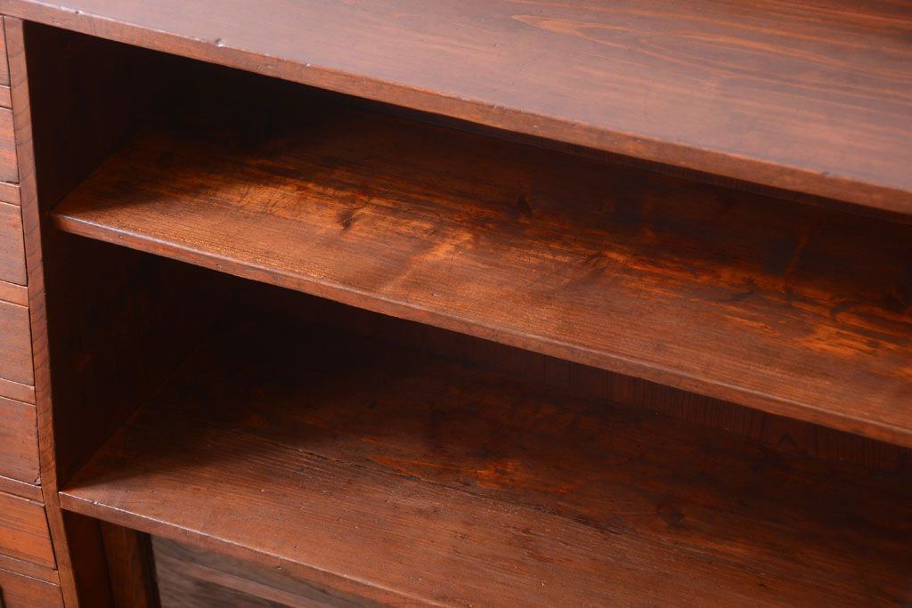 アンティーク家具　和製アンティーク　台形!古い木の珍しい横長収納棚(本棚・戸棚)
