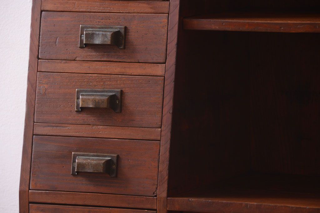 アンティーク家具　和製アンティーク　台形!古い木の珍しい横長収納棚(本棚・戸棚)