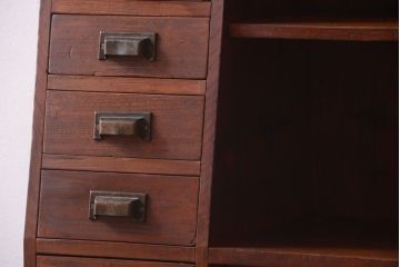 アンティーク家具　和製アンティーク　台形!古い木の珍しい横長収納棚(本棚・戸棚)