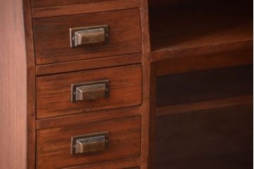 アンティーク家具　和製アンティーク　台形!古い木の珍しい横長収納棚(本棚・戸棚)