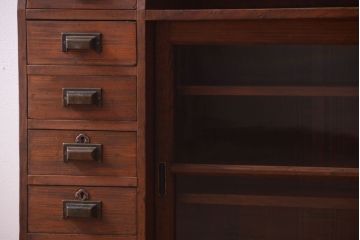 アンティーク家具　和製アンティーク　台形!古い木の珍しい横長収納棚(本棚・戸棚)