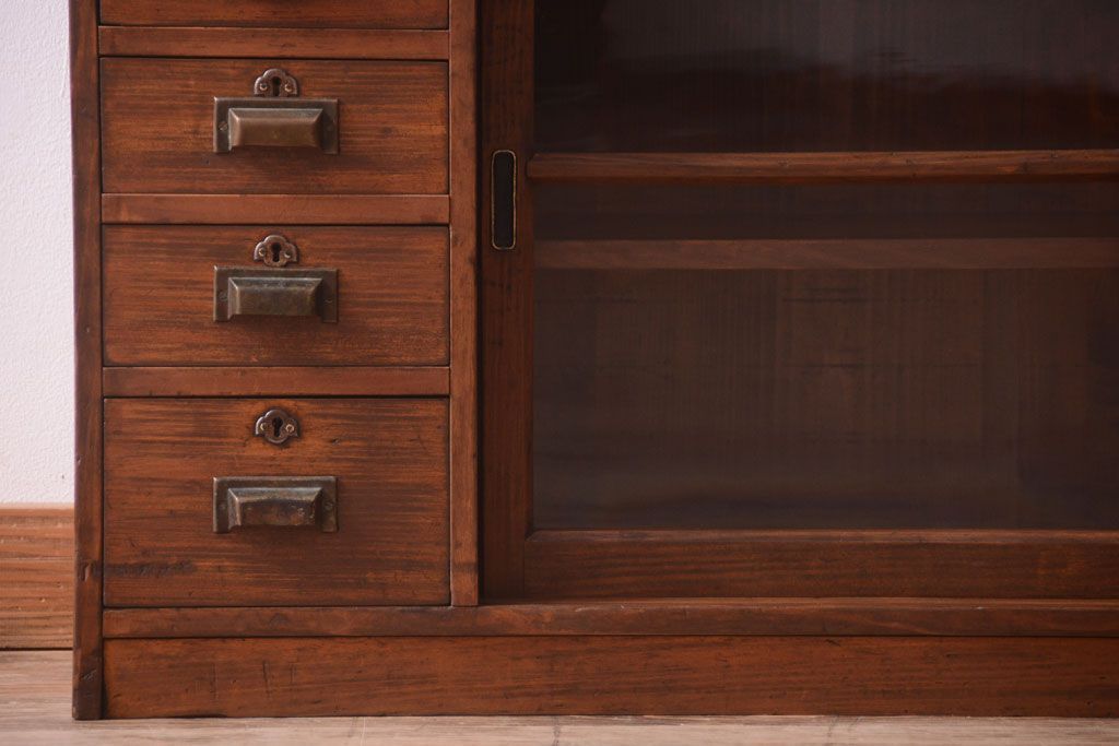 アンティーク家具　和製アンティーク　台形!古い木の珍しい横長収納棚(本棚・戸棚)