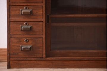 アンティーク家具　和製アンティーク　台形!古い木の珍しい横長収納棚(本棚・戸棚)