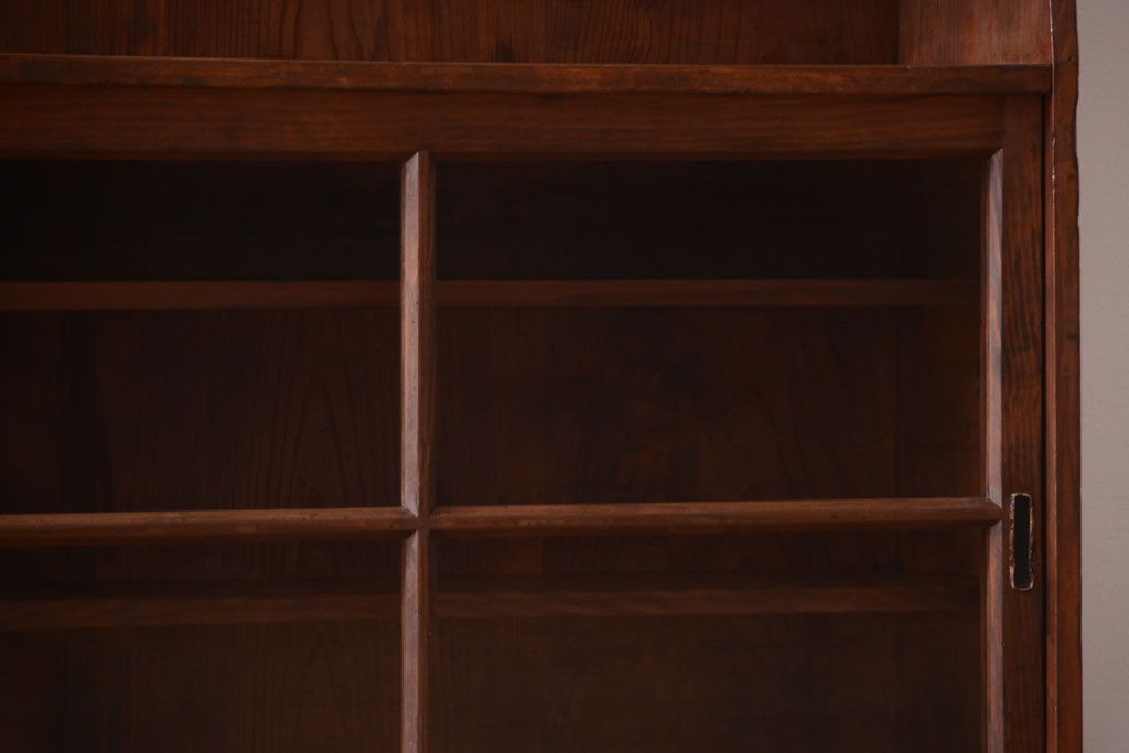 アンティーク家具　和製アンティーク　台形!古い木の珍しい横長収納棚(本棚・戸棚)