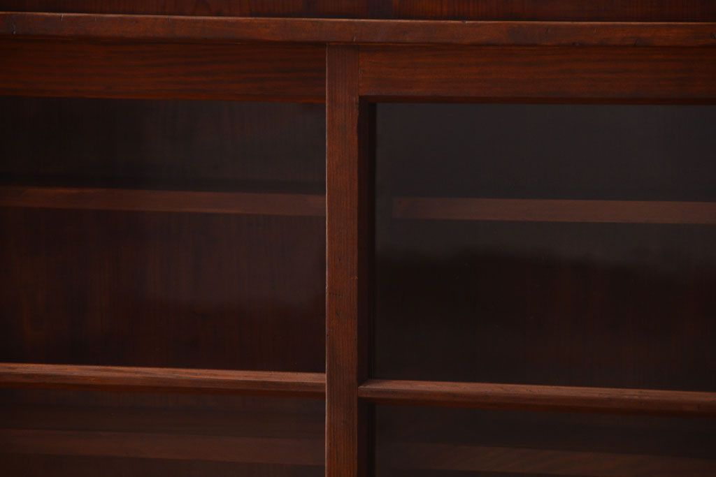 アンティーク家具　和製アンティーク　台形!古い木の珍しい横長収納棚(本棚・戸棚)