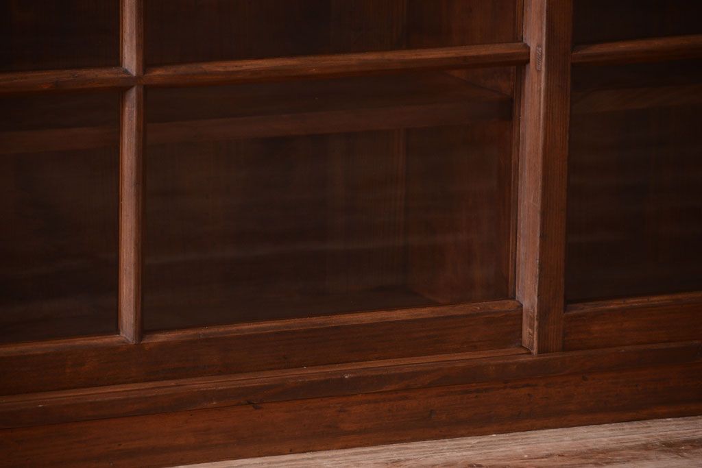 アンティーク家具　和製アンティーク　台形!古い木の珍しい横長収納棚(本棚・戸棚)