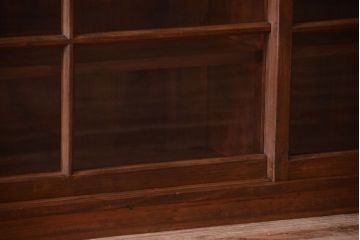 アンティーク家具　和製アンティーク　台形!古い木の珍しい横長収納棚(本棚・戸棚)