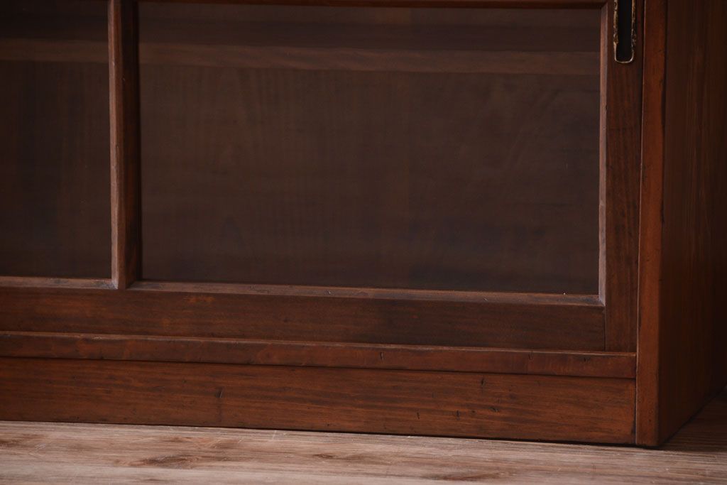 アンティーク家具　和製アンティーク　台形!古い木の珍しい横長収納棚(本棚・戸棚)