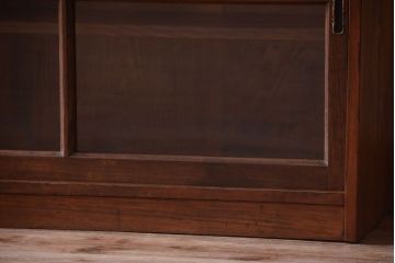 アンティーク家具　和製アンティーク　台形!古い木の珍しい横長収納棚(本棚・戸棚)