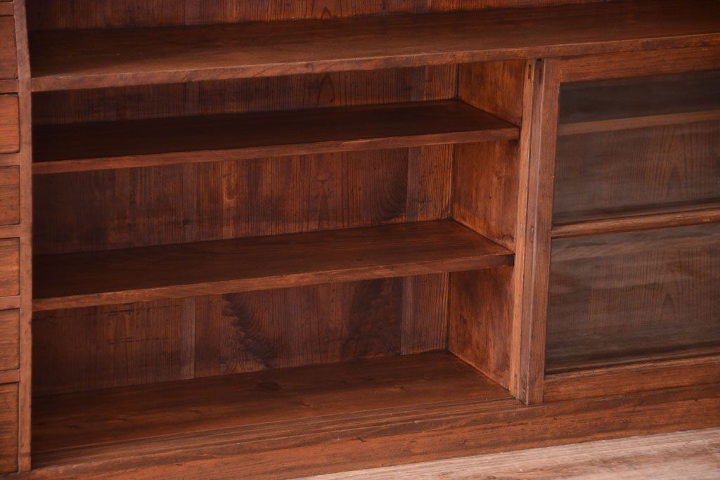 アンティーク家具　和製アンティーク　台形!古い木の珍しい横長収納棚(本棚・戸棚)