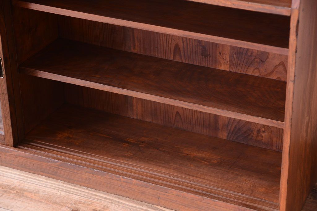 アンティーク家具　和製アンティーク　台形!古い木の珍しい横長収納棚(本棚・戸棚)