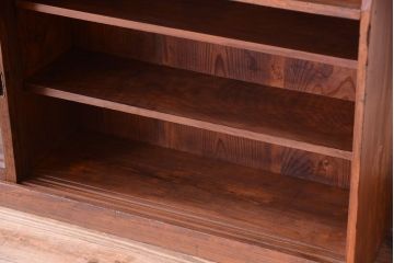 アンティーク家具　和製アンティーク　台形!古い木の珍しい横長収納棚(本棚・戸棚)