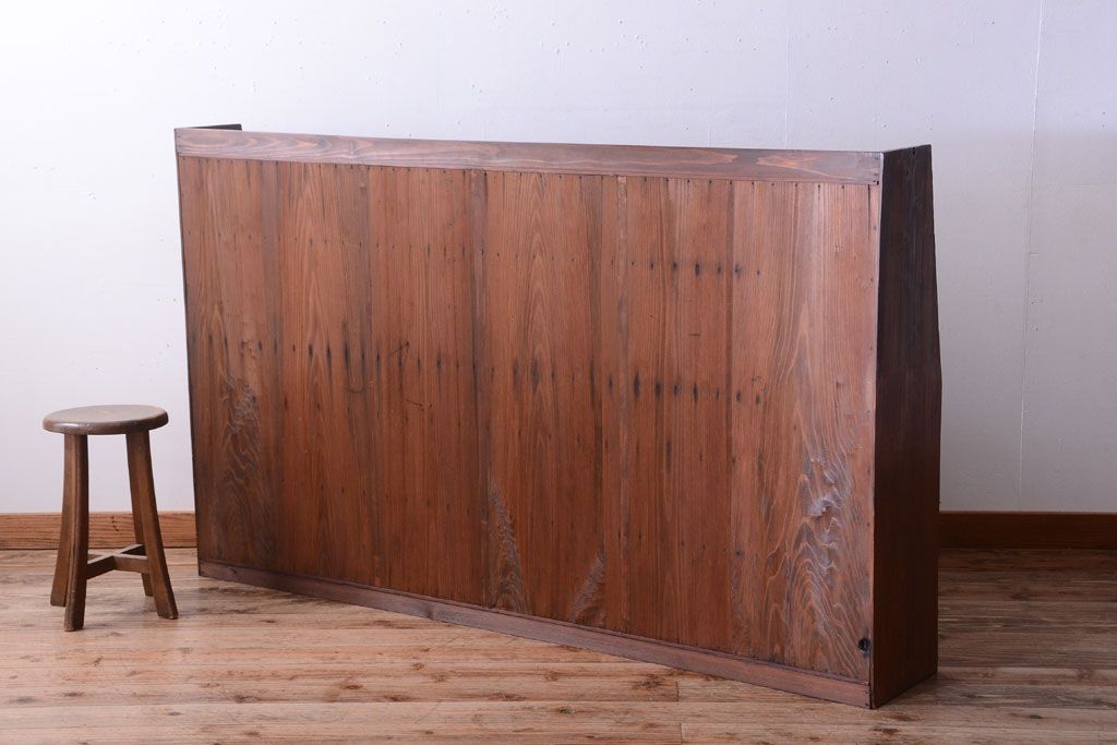 アンティーク家具　和製アンティーク　台形!古い木の珍しい横長収納棚(本棚・戸棚)