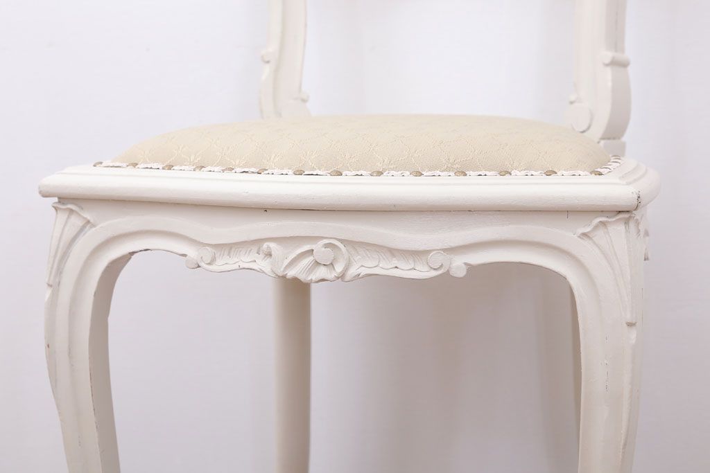 アンティーク家具　フランスアンティーク　優雅なデザインのリペイントチェア(1)