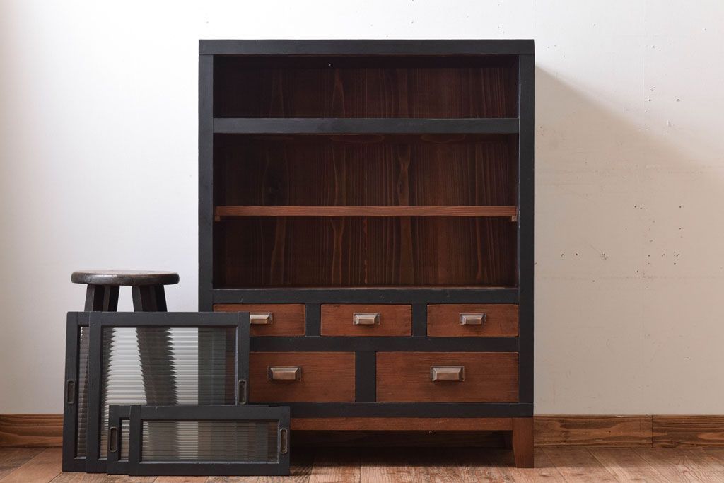 アンティーク家具　アンティーク　モールガラス入り!ブラックペイントの脚付き収納棚(サイドボード)