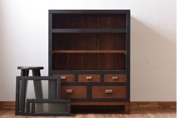 アンティーク家具　アンティーク　モールガラス入り!ブラックペイントの脚付き収納棚(サイドボード)