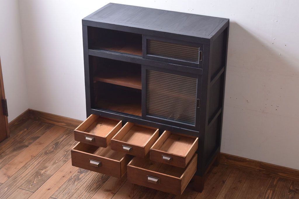 アンティーク家具　アンティーク　モールガラス入り!ブラックペイントの脚付き収納棚(サイドボード)