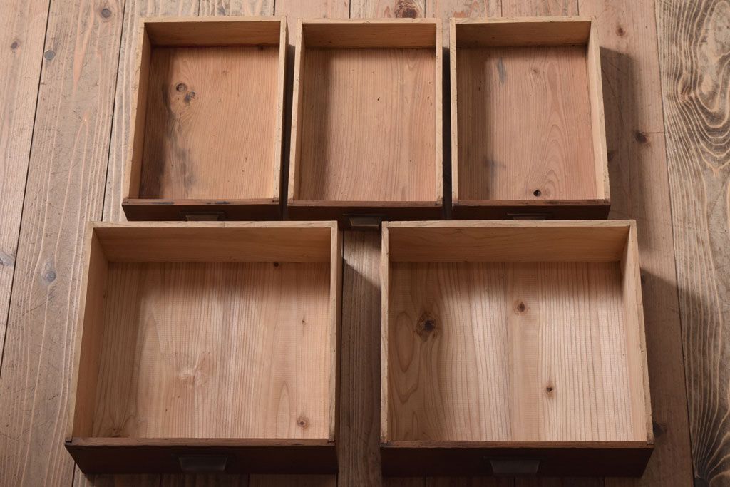 アンティーク家具　アンティーク　モールガラス入り!ブラックペイントの脚付き収納棚(サイドボード)