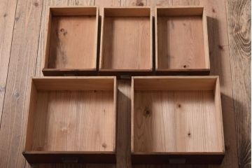 アンティーク家具　アンティーク　モールガラス入り!ブラックペイントの脚付き収納棚(サイドボード)