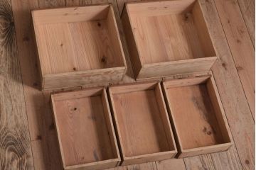 アンティーク家具　アンティーク　モールガラス入り!ブラックペイントの脚付き収納棚(サイドボード)