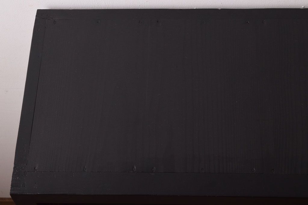 アンティーク家具　アンティーク　モールガラス入り!ブラックペイントの脚付き収納棚(サイドボード)