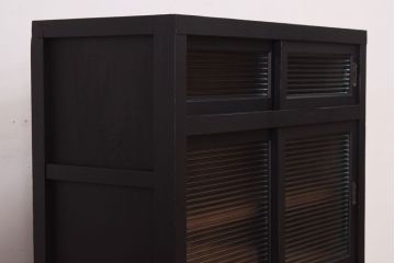 アンティーク家具　アンティーク　モールガラス入り!ブラックペイントの脚付き収納棚(サイドボード)