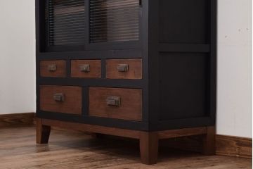 アンティーク家具　アンティーク　モールガラス入り!ブラックペイントの脚付き収納棚(サイドボード)