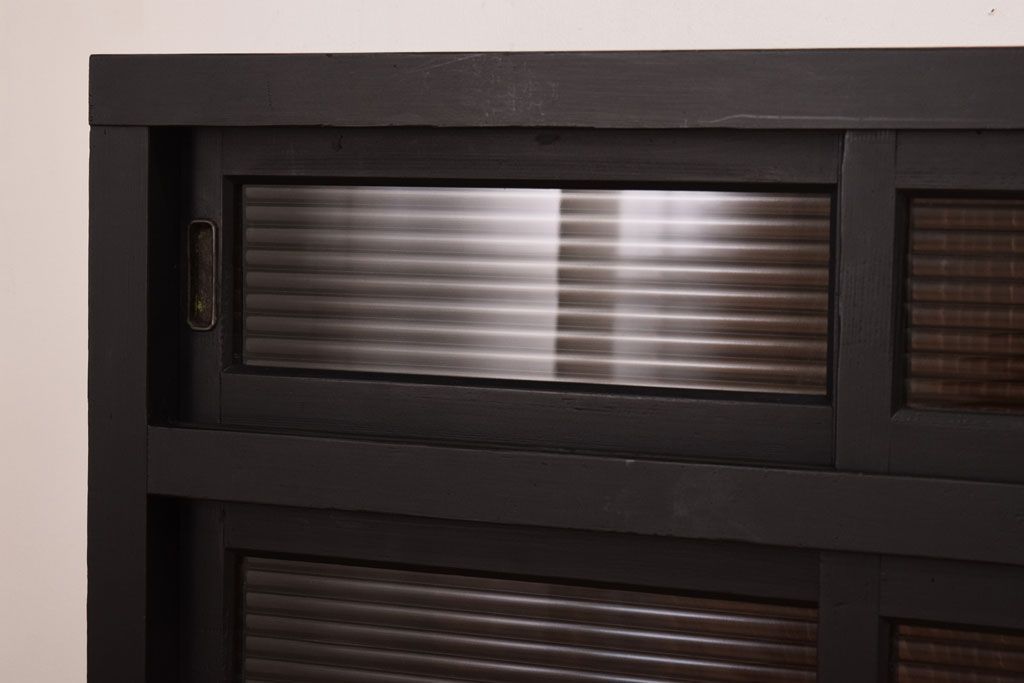 アンティーク家具　アンティーク　モールガラス入り!ブラックペイントの脚付き収納棚(サイドボード)