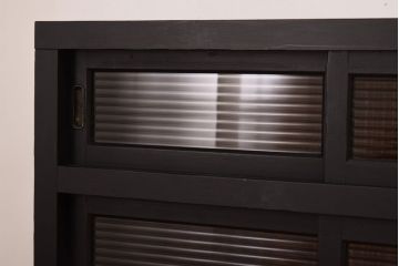 アンティーク家具　アンティーク　モールガラス入り!ブラックペイントの脚付き収納棚(サイドボード)