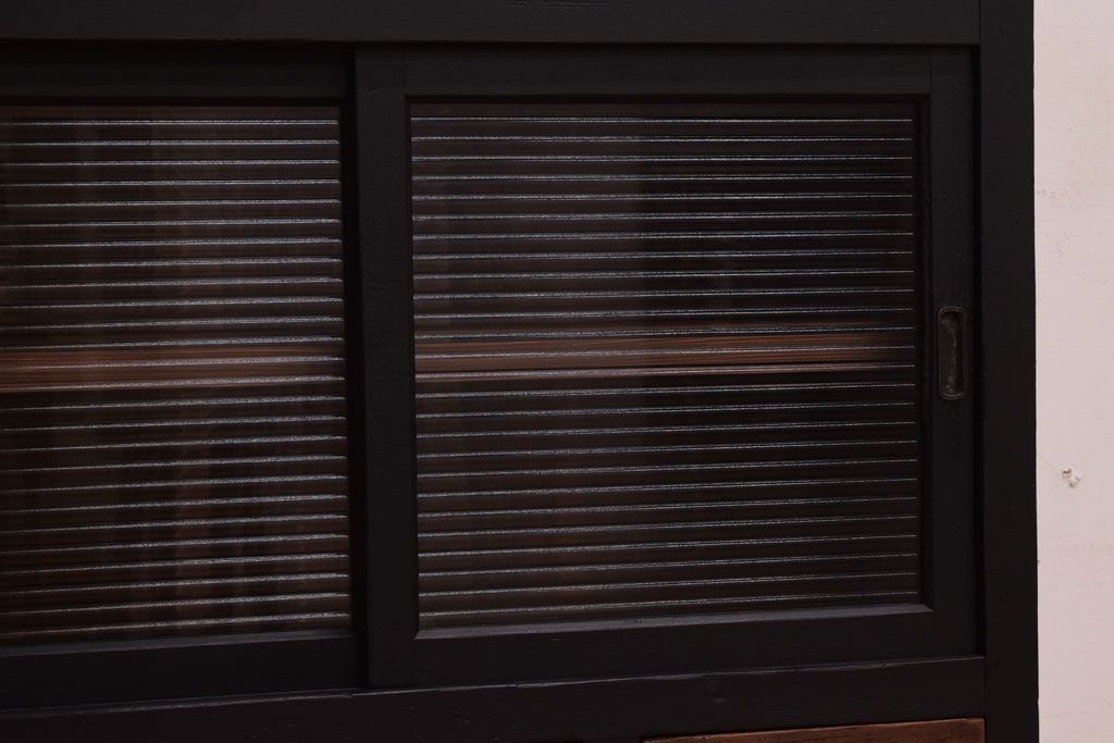 アンティーク家具　アンティーク　モールガラス入り!ブラックペイントの脚付き収納棚(サイドボード)