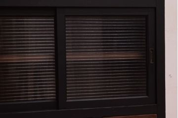 アンティーク家具　アンティーク　モールガラス入り!ブラックペイントの脚付き収納棚(サイドボード)