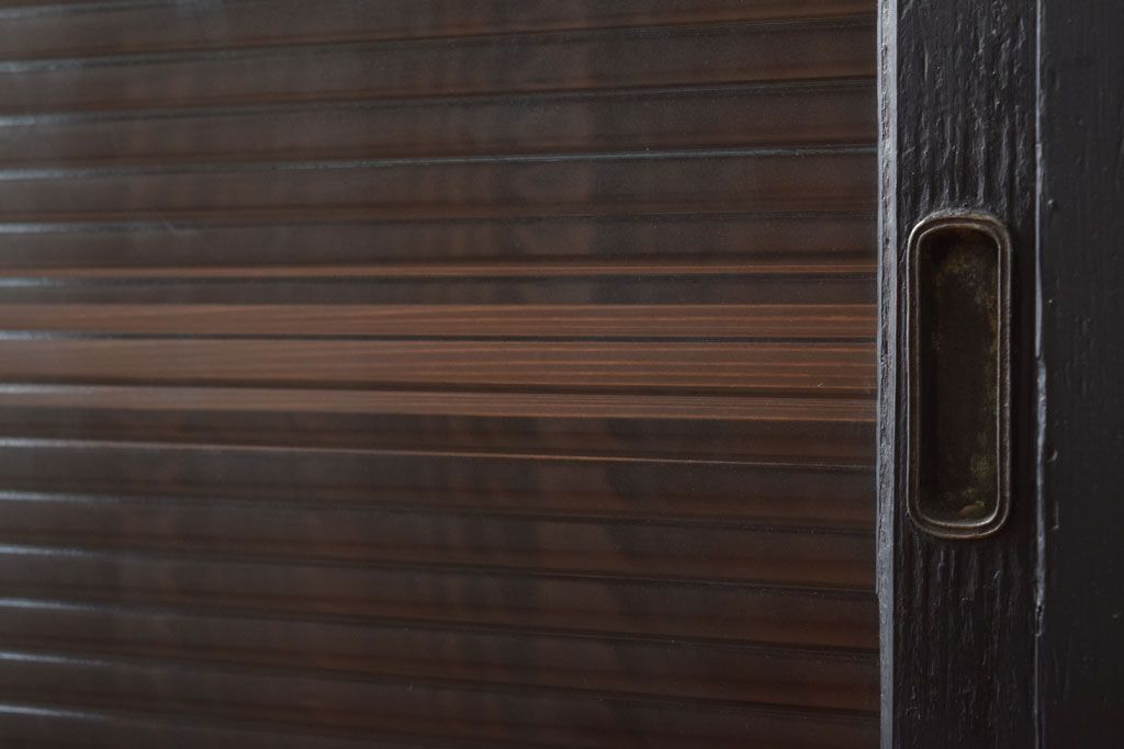 アンティーク家具　アンティーク　モールガラス入り!ブラックペイントの脚付き収納棚(サイドボード)