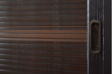 アンティーク家具　アンティーク　モールガラス入り!ブラックペイントの脚付き収納棚(サイドボード)