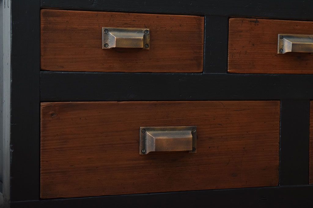 アンティーク家具　アンティーク　モールガラス入り!ブラックペイントの脚付き収納棚(サイドボード)