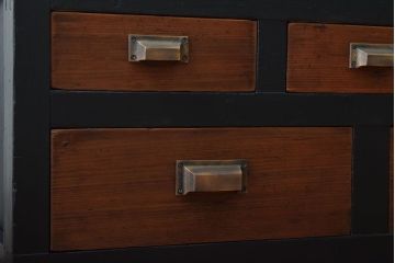 アンティーク家具　アンティーク　モールガラス入り!ブラックペイントの脚付き収納棚(サイドボード)