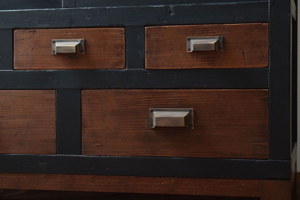 アンティーク家具　アンティーク　モールガラス入り!ブラックペイントの脚付き収納棚(サイドボード)