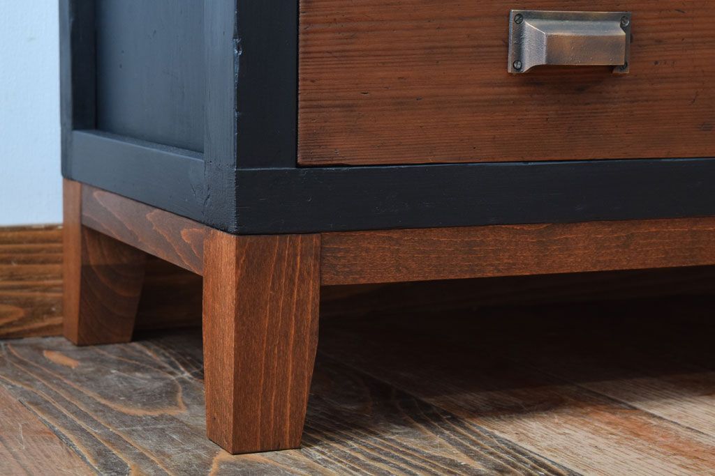 アンティーク家具　アンティーク　モールガラス入り!ブラックペイントの脚付き収納棚(サイドボード)