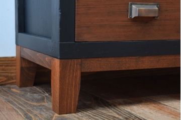 アンティーク家具　アンティーク　モールガラス入り!ブラックペイントの脚付き収納棚(サイドボード)