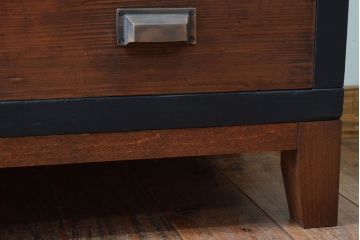 アンティーク家具　アンティーク　モールガラス入り!ブラックペイントの脚付き収納棚(サイドボード)